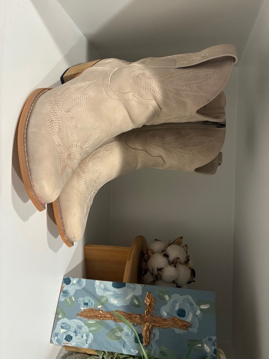 gioan roca Shoes - Neutral Suede Western Lace-Up Ankle Boots - Beige